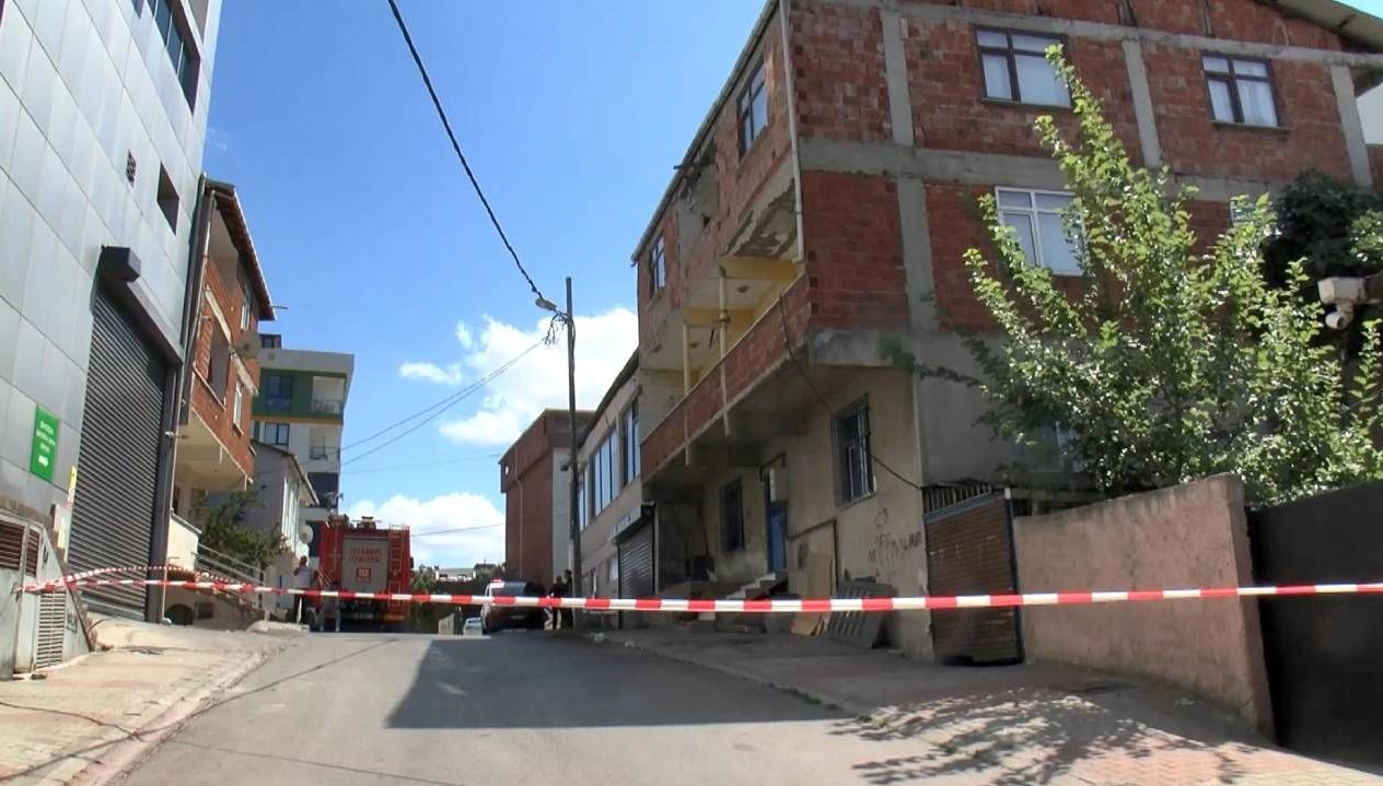 istanbulda uc katli bina cokme tehlikesi nedeniyle tahliye edildi 4jPS9jsr