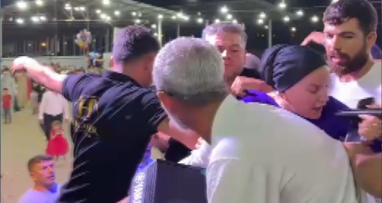 dugunu kabusa cevirdi karsisinda sarki soylemeyi reddeden sarkiciya saldirdi sR2qCFs3