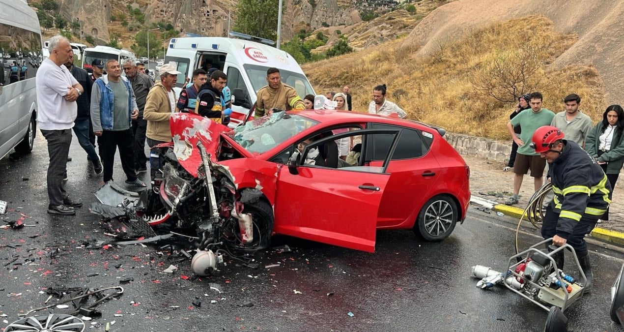 turistleri tasiyan minibusle otomobil carpisti 6 yarali 7rqBLlpK