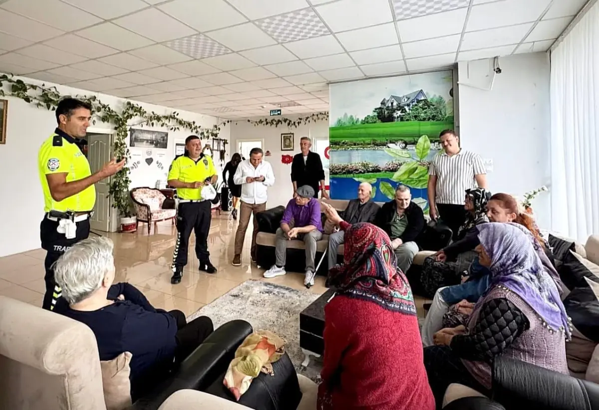 aydinda huzurevinde yaslilara trafik guvenligi egitimi verildi WOllYj3p