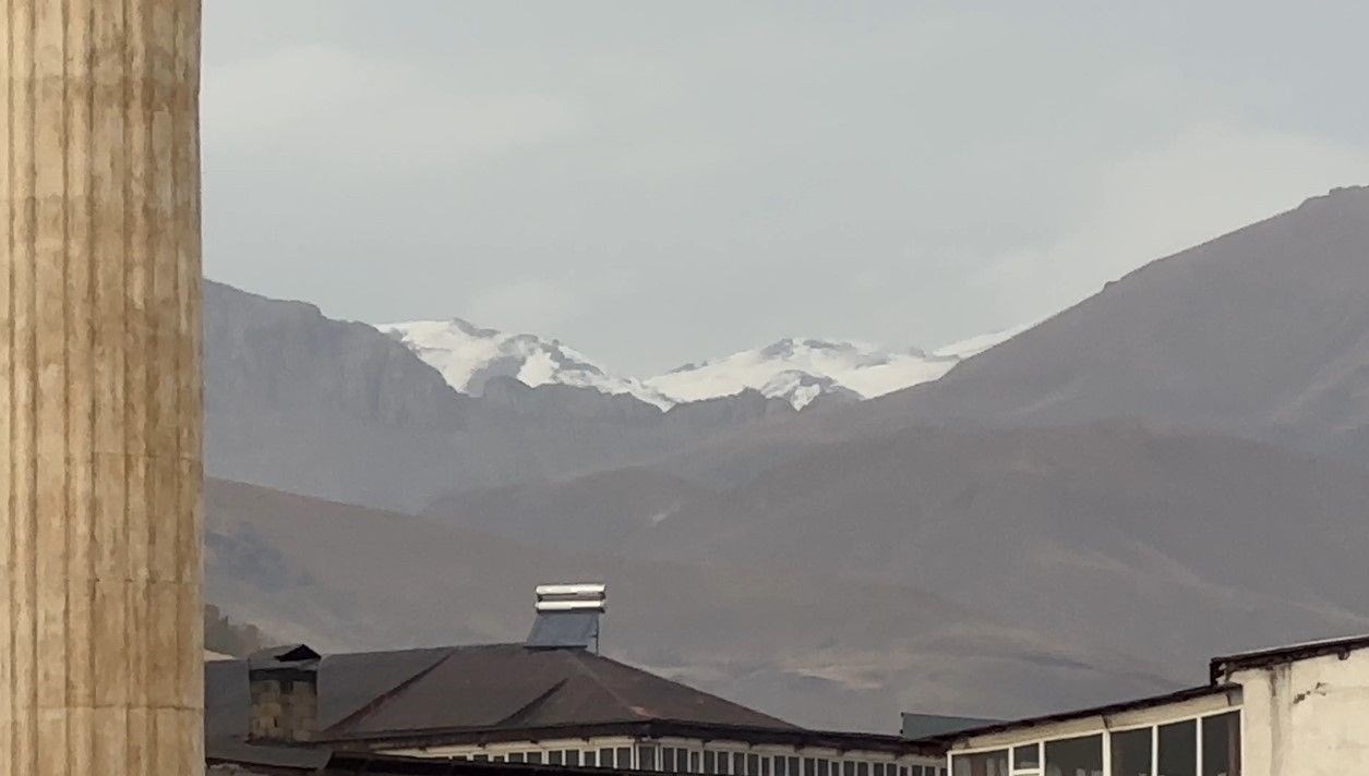 yuksekova mor daginin zirvesi beyaza burundu 5DNcU3TY.jpg