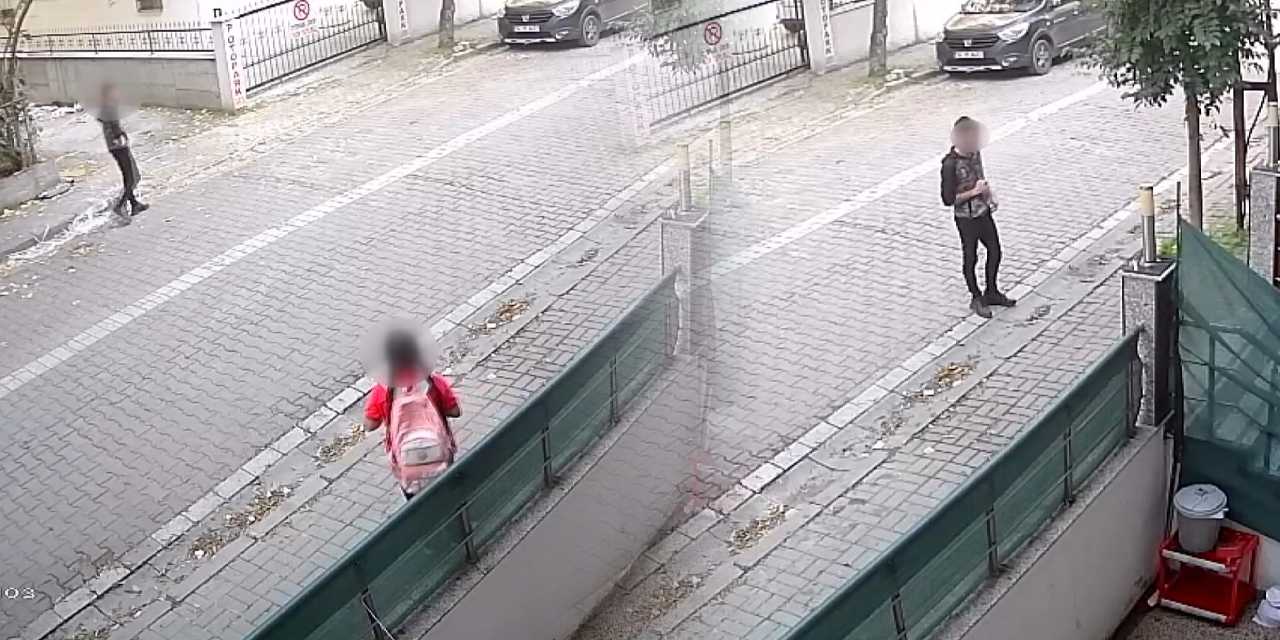 avcilarda tuyler urperten olay okul servisini bekleyen cocugu takip etti annesi gelince kacti RKVjeaB4.jpg