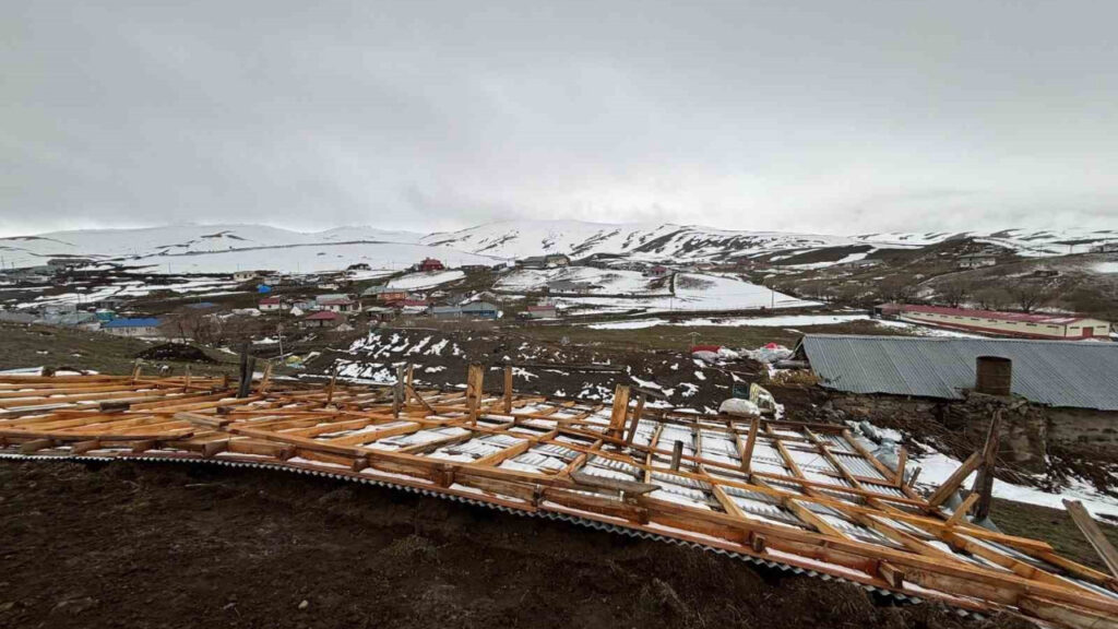 Ardahan’da Şiddetli Rüzgar Çatıları Uçurdu, Zarar Büyüdü