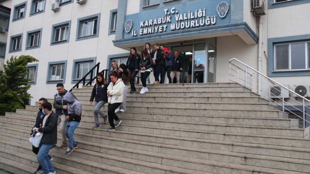 Karabük’te Dolandırıcılık Şebekesine Operasyon: 18 Kişi Tutuklandı