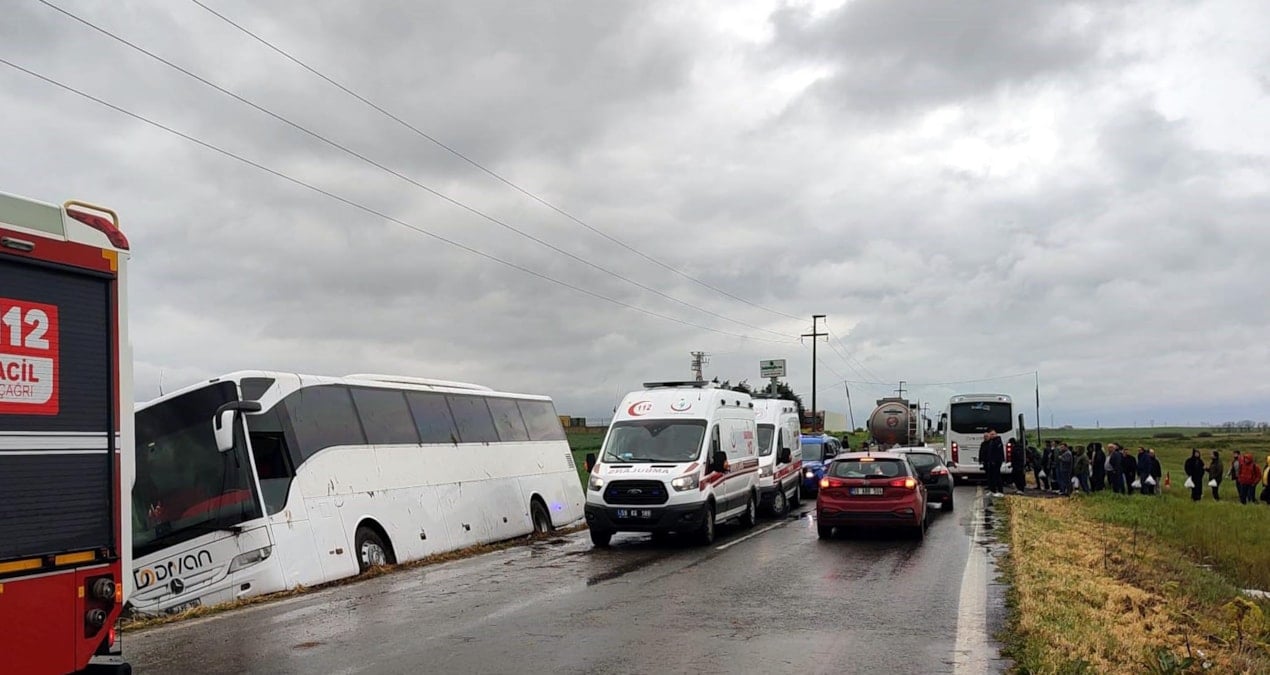 1-mayis-yolunda-kaza-45-kisiyi-tasiyan-otobus-sarampole-suruklendi-O2TnxJeY