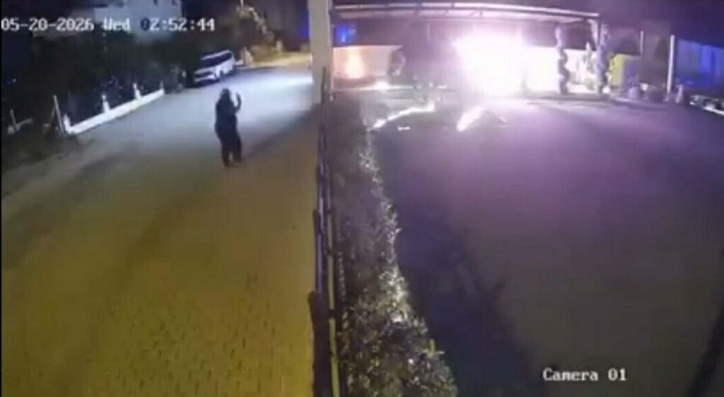 Kuşadası’nda Park Halindeki Araç Kundaklandı, O Anlar Güvenlik Kamerasında