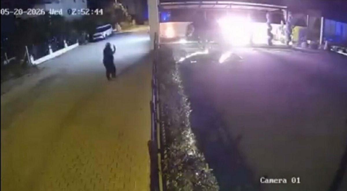 Kuşadası’nda Park Halindeki Araç Kundaklandı, O Anlar Güvenlik Kamerasında