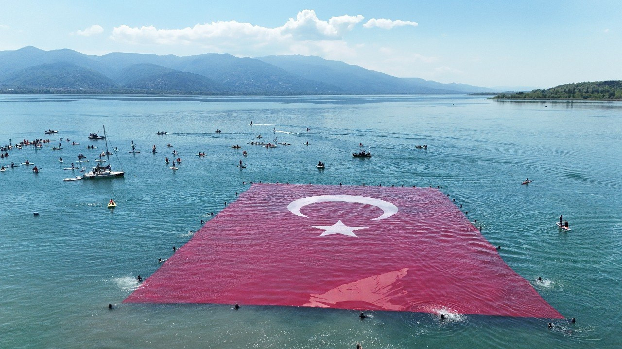 Sapanca Gölü’nde Dev Türk Bayrağıyla Gurur Dolu Anlar