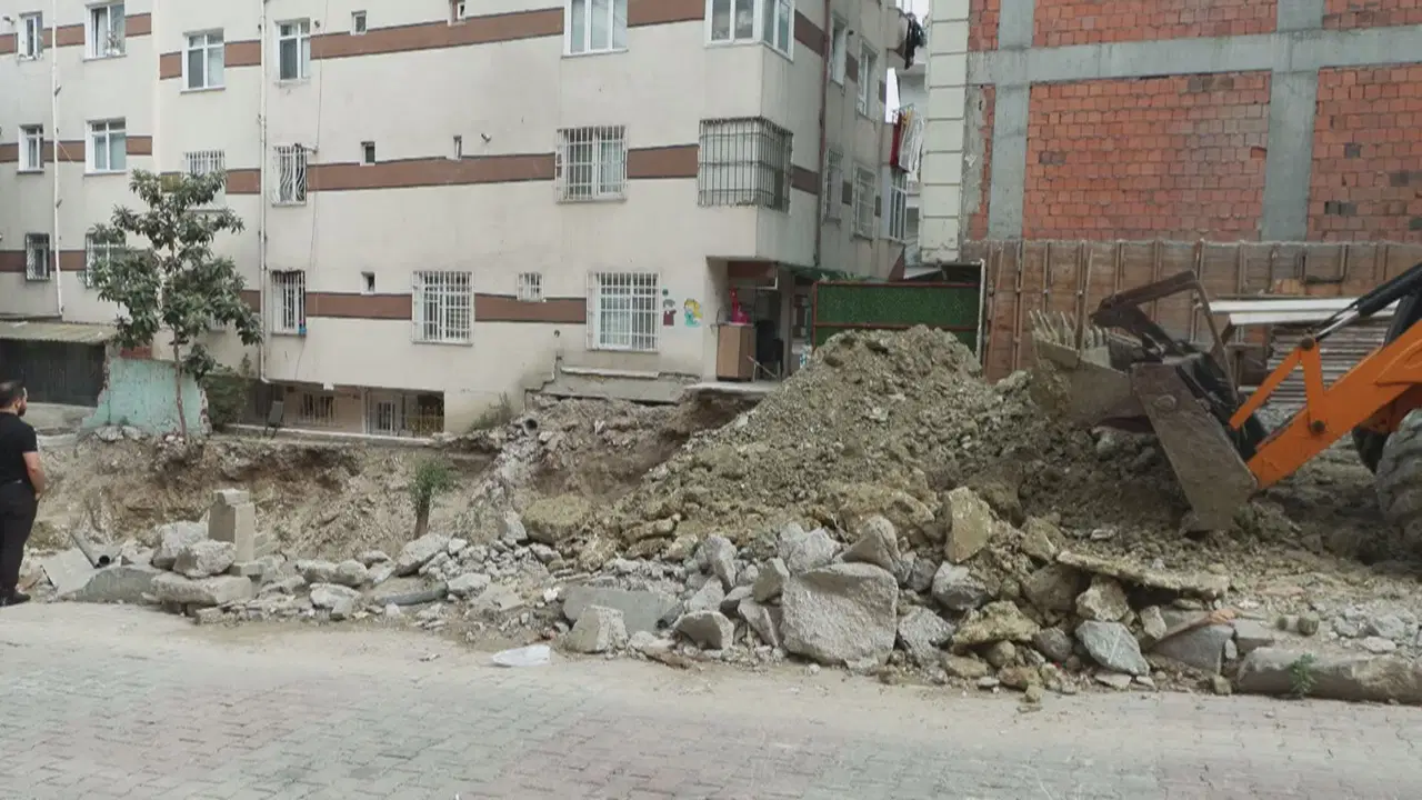 Bahcelievlerde 6 katli bina tahliye edildi iki kacak kat ilave edilmis QtUe9E3b