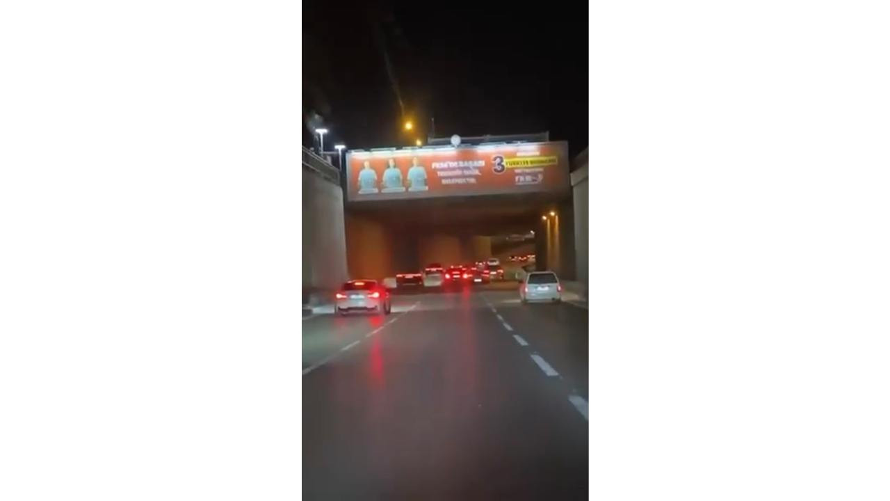 Lüks otomobille trafik terörü: Çarpıp arkasına bile bakmadan kaçtı Haber gorseli